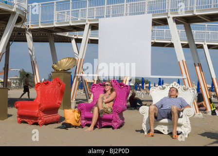 Venedig Lido der Blue Moon öffentliche Strand. Touristen, die sich in großen Plastikstühlen amüsieren. Venedig Italien 2009 2000er Jahre HOMER SYKES Stockfoto