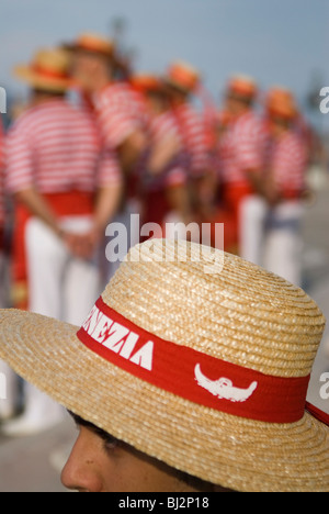 Strohhut der Gondoliere. Touristen tragen traditionelles Venedig Italien. 2009 2000er Jahre HOMER SYKES Stockfoto