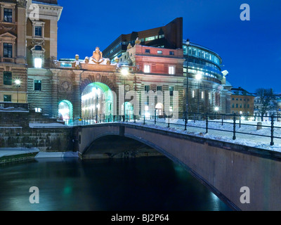 "Riksbron" Brücke zu der Insel Helgeandsholmen und das schwedische Parlament Gebäude, Riksdagshuset, Stockholm, Schweden Stockfoto