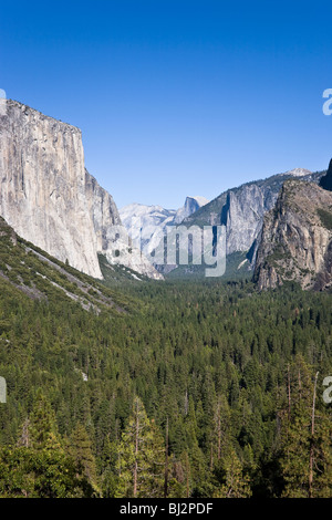 Yosemite Valley mit El Capitan auf der linken Seite eine Half Dome, Yosemite-Nationalpark in Kalifornien, USA Stockfoto