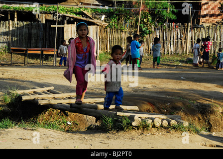 Karen Kleinkindern, Umpium Flüchtlingslager (thai-burmesischen Grenze), südlich von Mae Sot, Provinz Tak, Nord-thailand Stockfoto