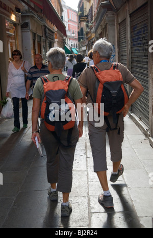 Venedig Italien ältere Paar Touristen in ähnlich gekleidet. 40 50 60 Jahre alt HOMER SYKES Stockfoto