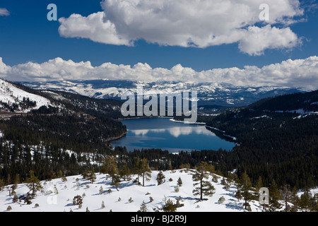 Luftaufnahme der Donner Lake mit Schnee in den Bergen entlang Donner Pass, Kalifornien, Vereinigte Staaten von Amerika Stockfoto