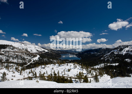 Luftaufnahme der Donner Lake mit Schnee in den Bergen entlang Donner Pass, Kalifornien, Vereinigte Staaten von Amerika Stockfoto