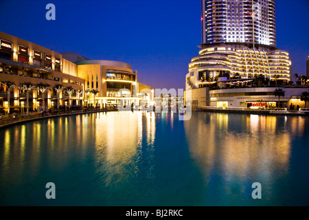 Twilight-Blick auf Downtown Dubai & Burj Dubai Lake.  Dubai Shopping Mall links, The Address, ein fünf Sterne Luxushotel, Recht... Stockfoto