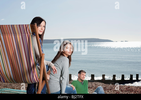 Menschen, die am Strand entspannen Stockfoto