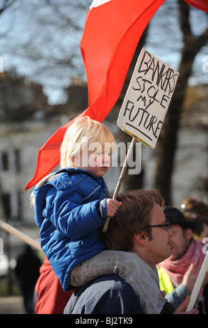 Kleines Kind mit einem Plakat protestieren über Banker bei einer Demonstration gegen Arbeitsplatzverluste in Brighton UK Stockfoto