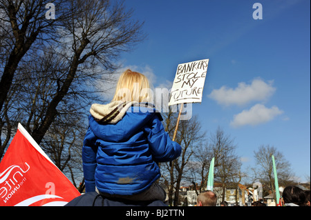 Kleines Kind mit einem Plakat protestieren über Banker bei einer Demonstration gegen Arbeitsplatzverluste in Brighton UK Stockfoto