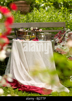 Couchtisch in einem romantischen Garten Stockfoto