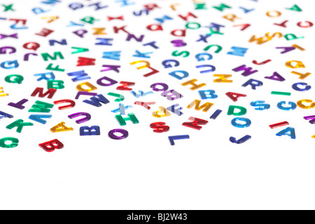 glänzende Kunststoff Buchstaben auf weißem Hintergrund Stockfoto