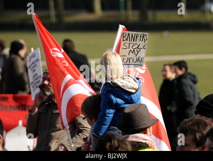 Kleines Kind mit einem Plakat protestieren über Banker bei einer Demonstration gegen Arbeitsplatzverluste in Brighton UK Stockfoto