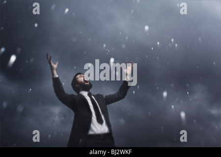 Mann im Regen Stockfoto