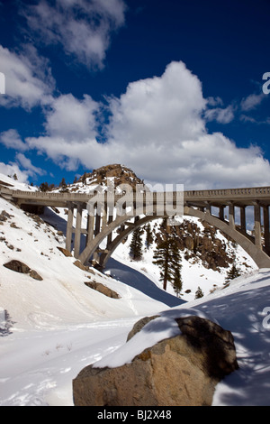 Donner Pass Road Bridge mit Schnee, Teil der historischen Route uns Hwy 40, Donner Pass, Kalifornien, Vereinigte Staaten von Amerika Stockfoto