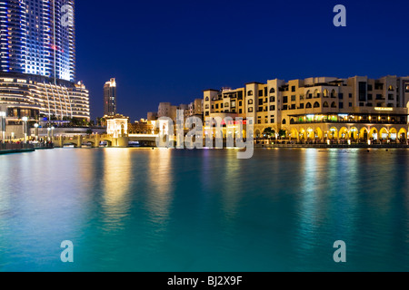 Twilight-Blick auf Downtown Dubai, Burj Dubai Lake, Souk al Bahar Recht & The Address, ein fünf-Sterne-Luxus-Hotel auf der linken Seite. Stockfoto