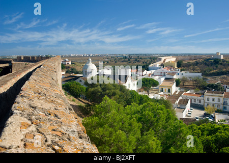 Portugal, der Ost-Algarve Castro Marim, Blick von der Burg zeigt die Pfarrkirche Stockfoto