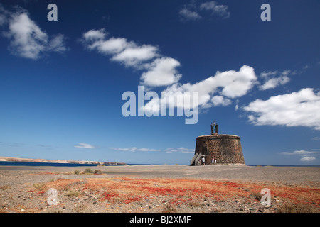 Das Lookout Tower Castillo de Las Coloradas auf Punta del Aguila in Playa Blanca, Lanzarote, Kanarische Inseln, Spanien Stockfoto