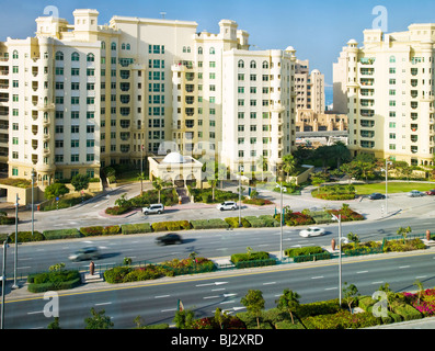 Wohnblocks entlang dem Hauptstamm auf Palm Island Jumeirah in Dubai Stockfoto