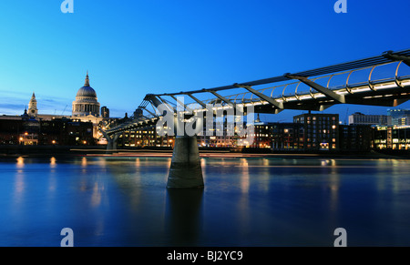 Horizontales Bild von St-Paul-Kathedrale und die Millennium Bridge bei Nacht Zeit London England Stockfoto