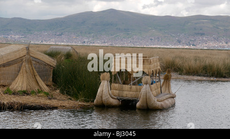 PERU Uros schwimmende Inseln vor der Küste von Puno, Titicacasee. Boot aus traditionellen Totora-Schilf hergestellt. Stockfoto