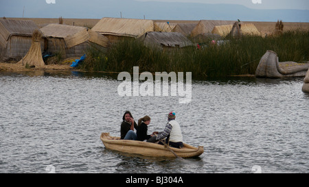 PERU Uros schwimmende Inseln vor der Küste von Puno, Titicacasee. Boot aus traditionellen Totora-Schilf mit Touristen gemacht. Stockfoto