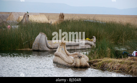 PERU Uros schwimmende Inseln vor der Küste von Puno, Titicacasee. Boot aus traditionellen Totora-Schilf hergestellt. Stockfoto