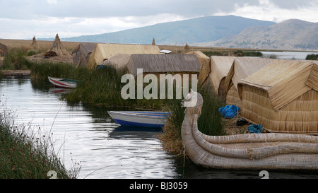 PERU Uros schwimmende Inseln vor der Küste von Puno, Titicacasee. Boot aus traditionellen Totora-Schilf hergestellt. Stockfoto