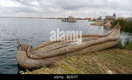 PERU Uros schwimmende Inseln vor der Küste von Puno, Titicacasee. Boot aus traditionellen Totora-Schilf hergestellt. Stockfoto