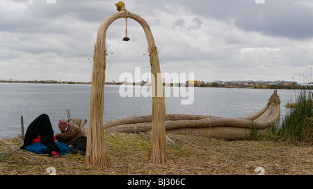 PERU Uros schwimmende Inseln vor der Küste von Puno, Titicacasee. Boot aus traditionellen Totora-Schilf hergestellt. Stockfoto