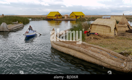 PERU Uros schwimmende Inseln vor der Küste von Puno, Titicacasee. Boot aus traditionellen Totora-Schilf hergestellt. Stockfoto