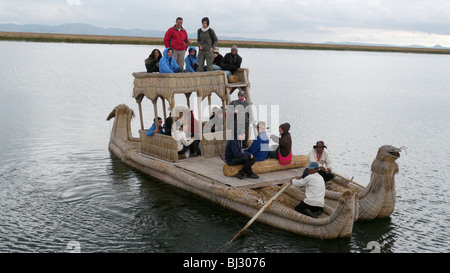 PERU Uros schwimmende Inseln vor der Küste von Puno, Titicacasee. Boot aus traditionellen Totora-Schilf, die Touristen gemacht. Stockfoto