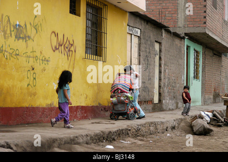 PERU-Straßenszene in Pamplona Alta, Lima. Foto (C) Sean Sprague 2009 Stockfoto