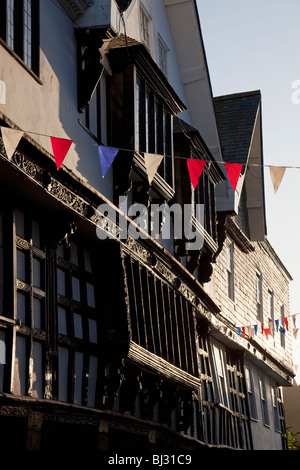 Duke Street mit historischen Gebäuden vom „Butterwalk“ mit Bunting, Dartmouth, South Hams, Devon, England, VEREINIGTES KÖNIGREICH Stockfoto