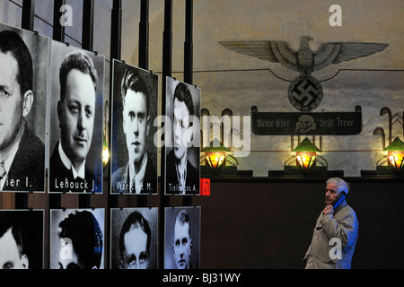 Besucher mit Audio-Guide mit Blick auf Bilder von Gefangenen in Fort Breendonk, zweiten Weltkrieg zwei Konzentrationslager in Belgien Stockfoto