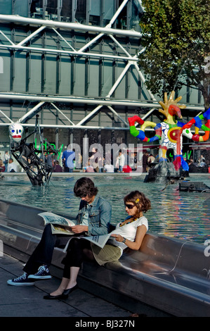 Paris, Frankreich, Tourist Teens, Entspannung im Freien, Centre Centre Centre Museum Für Moderne Kunst Stockfoto