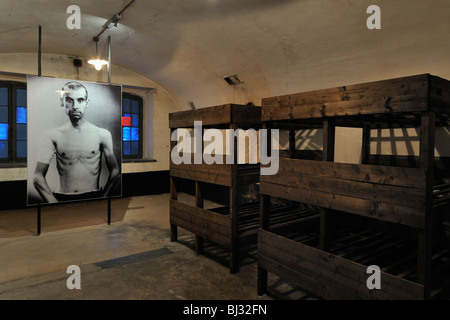 Bild von Gefangenen und Etagenbetten in Baracke Zimmer in Fort Breendonk, zweiten Weltkrieg zwei Konzentrationslager in Belgien Stockfoto