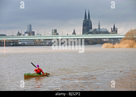 Kirchenrechtler Paddeln auf einem überfluteten Fluss Rhein, Köln, Nordrhein-Westestphalia, Deutschland. Stockfoto