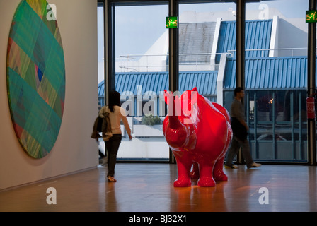 Paris, Frankreich, Frau Besuch im Centre Pompidou, Museum für moderne Kunst, Beaubourg, Skulptur des Roten Rhinozeros, hohes Kunstmuseum Stockfoto