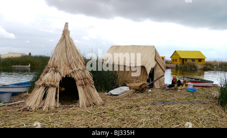 PERU Uros schwimmende Inseln vor der Küste von Puno, Titicacasee. Foto: SEAN SPRAGUE Stockfoto