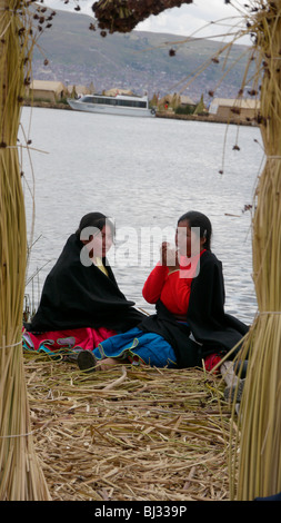 PERU Uros schwimmende Inseln vor der Küste von Puno, Titicacasee. Uros-Indianer, die auf den vom Menschen verursachten schwimmenden Inseln leben. Stockfoto