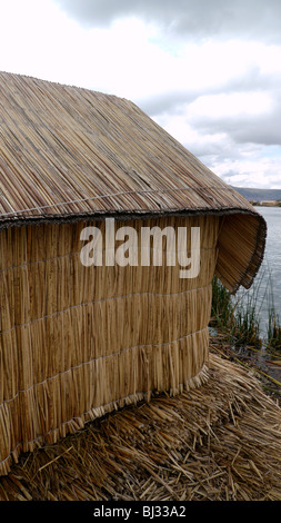 PERU Uros schwimmende Inseln vor der Küste von Puno, Titicacasee. Foto: SEAN SPRAGUE Stockfoto