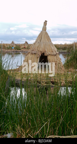 PERU Uros schwimmende Inseln vor der Küste von Puno, Titicacasee. Foto: SEAN SPRAGUE Stockfoto