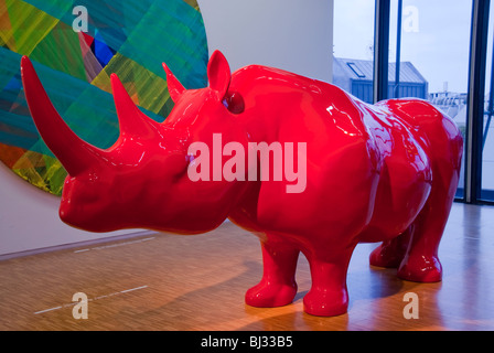 Paris, Frankreich, zeitgenössische Skulptur im Centre Pompidou, Museum für Moderne Kunst, Beaubourg, Rotes Rhinozeros, Kunstgalerie Stockfoto