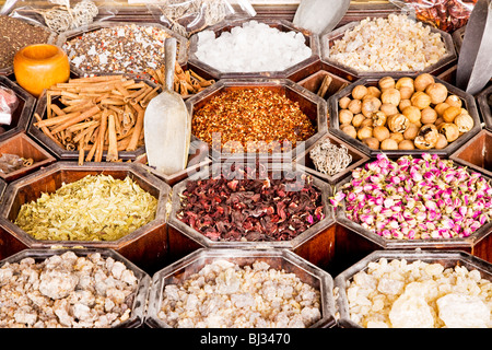 Arabische Gewürze auf dem Display in einem Geschäft in der Gewürz-Souk in Deira, Dubai, Vereinigte Arabische Emirate Stockfoto