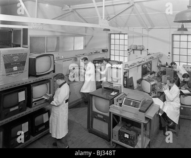 Techniker bei der Arbeit im Tone TV reparieren in Shop, Mexborough, South Yorkshire, Februar 1959. Künstler: Michael Walters Stockfoto