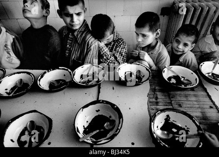 Gradinari Krankenhaus für Behinderte in der Nähe von Bukarest. Rumänien Februar 1990 Stockfoto