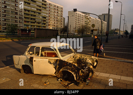 Eine deutsche Dame aus alten Deutschen Demokratischen Republik (DDR oder DDR) blickt über die Schulter nostalgisch auf verlassenen Trabant Auto. Stockfoto