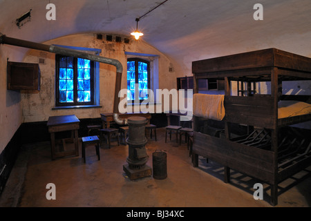 Herd und Etagenbetten in Baracke Zimmer in Fort Breendonk, zweiten Weltkrieg zwei Konzentrationslager in Belgien Stockfoto
