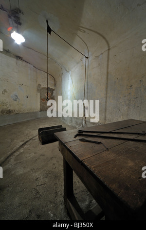 Instrumente der Folter auf Tisch in Folterkammer in der Fort Breendonk, zweiten Weltkrieg zwei Konzentrationslager in Belgien Stockfoto