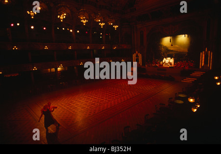 Eine ältere Ehepaar im Ruhestand-Pause auf der breiten aber dunkel beleuchtet Tanzfläche an Blackpool Tower Ballroom, England. Stockfoto