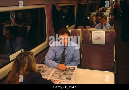 Die Rt Hon Tony Blair MP, starrt als Führer der Opposition, tief in Gedanken auf einen Zug auf dem Weg zu New Labour Rallye. Stockfoto